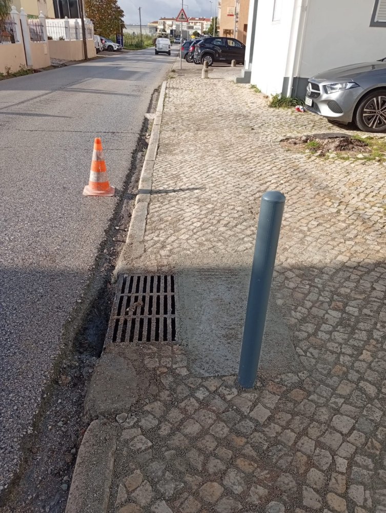 Substituição da tampa na zona do Beco dos Ferreiros